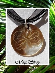 Marquises Collection  / Collier Anitea Gravé Fleur de Tiaré Nacre de Tahiti 3cm / Cordons Couleur Noir (photos contractuelles)