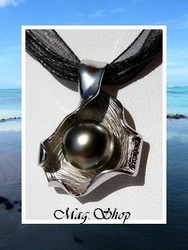 Silver Sea / Collier Coquillage Bénitier / Pendentif Argent Rhodié 925 (4.48G) / Perle Ronde de Tahiti 11.05mm/B Gris/Verts Foncés / Cordons Noirs (photos non contractuelles)