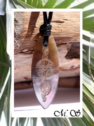 Moana Collection / Collier Planche de Surf Paraoa Marquisien Nacre de TAHITI H:3.5cm Reflets Ocres Colorés / Coton Noir (photos contractuelles)
