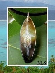 Moana Collection / Collier Planche de Surf Maroe Tortue Marquisienne Nacre de Tahiti H:3.5cm Reflets Clairs/Marrons / Cuir Noir (photos non contractuelles)
