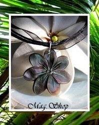 FLEURS Collection / Collier Vaianae Fleur de Tiaré Nacre de Tahiti 3cm Reflets Foncés Colorés / Cordons Couleur Noir (photos non contractuelles)